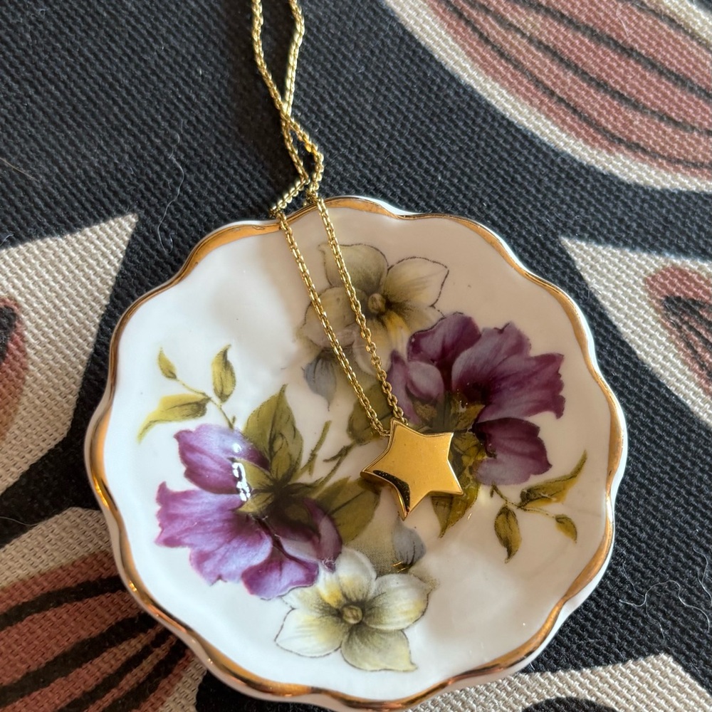 Gold tiny star pendant necklace